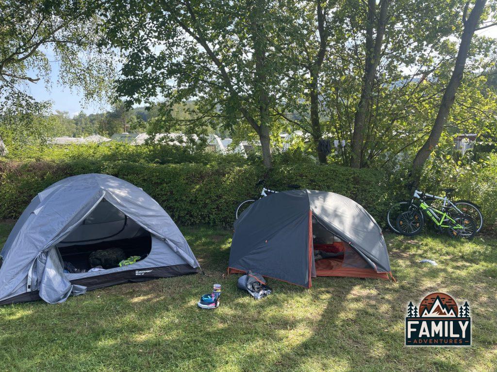 Zwei kleine Zelte mit Fahrrädern auf einer Wiese